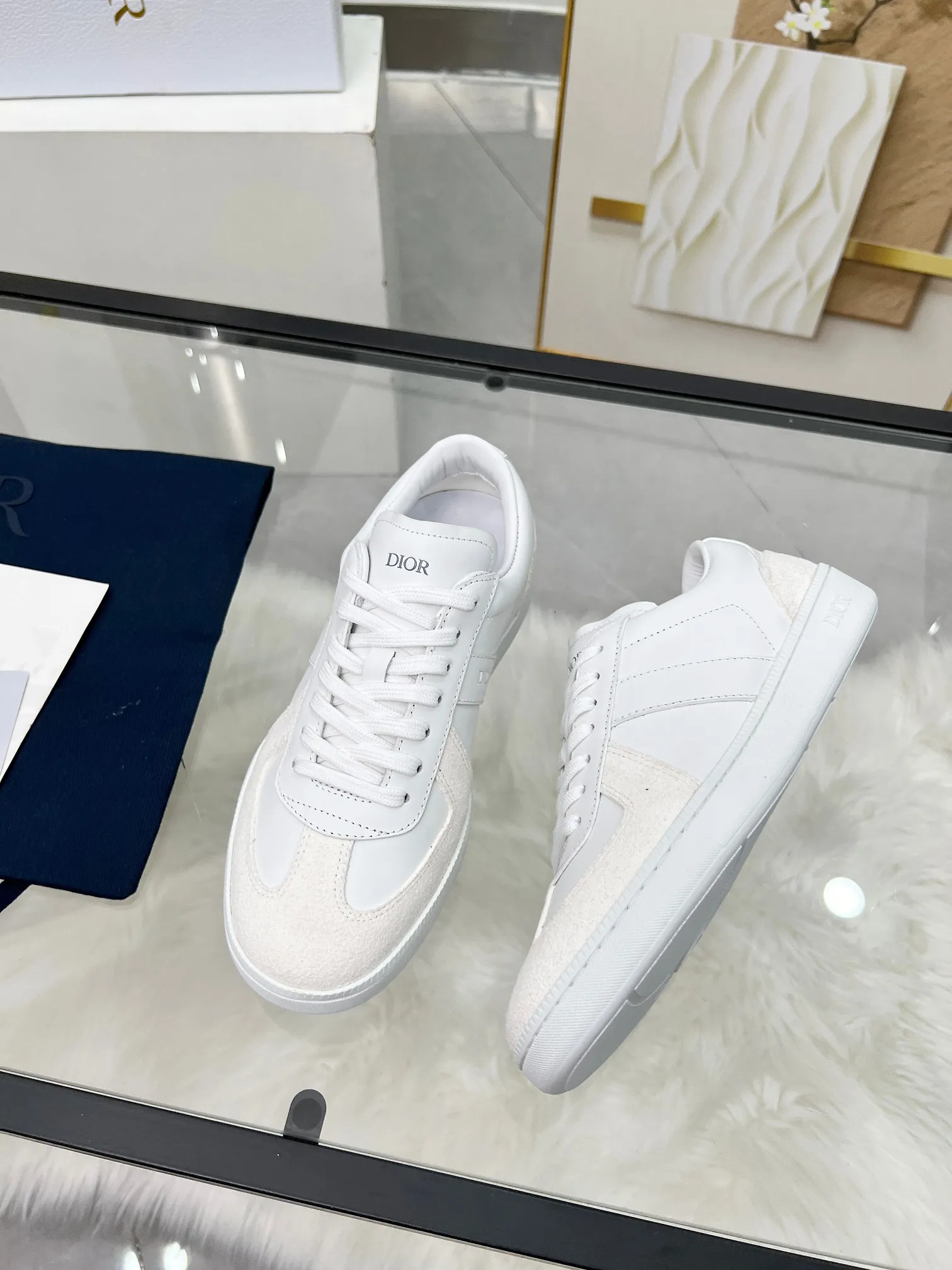 👟👟Ex-factory price 460👟👟Male size +10 correct✅ version. 𝐃𝐢𝐨𝐫 𝟮𝟱𝐏𝐫𝐞-𝐅𝐚𝐥𝐥 𝐁𝐞𝐫𝐥𝐢𝐧 𝟬𝟭 Dior B01 couple casual moral training shoes white shoes sneakers late 90s fashion brand Maison Margiela purchased GAT in large quantities and gave them a makeover. This shoe type of De Xun officially started its fashion journey. Original: Top layer of cowhide, cowhide lining, original outsole Size: 35-45 (40 for women, 45 for men, custom made, non-refundable)